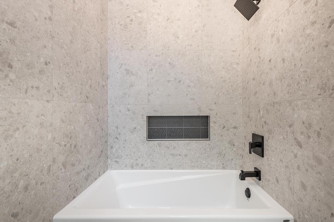 Free Parking Prime Location New Modern Condo Броссар Экстерьер фото