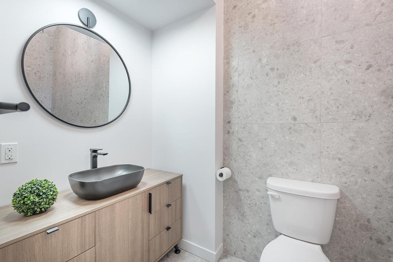 Free Parking Prime Location New Modern Condo Броссар Экстерьер фото